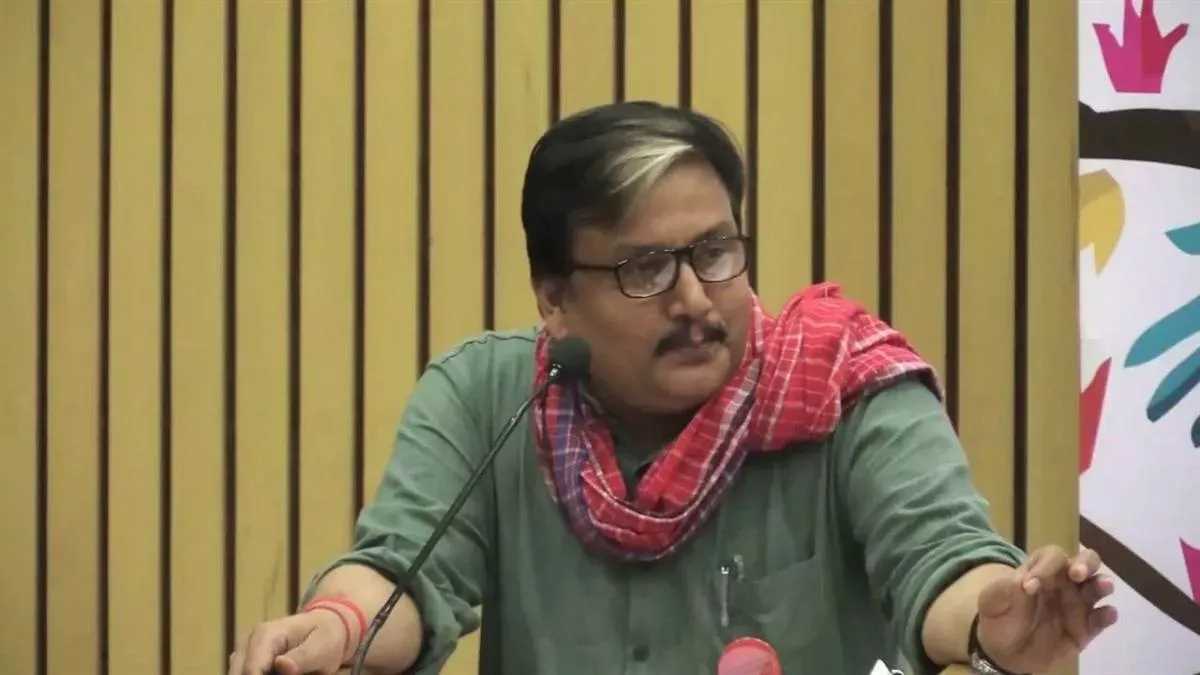 पूर्व मुख्य चुनाव आयुक्त की तरह व्यवहार न करें नए सीईसी : मनोज झा